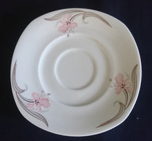 Lade das Bild in den Galerie-Viewer, UNTERTASSE - Porzellan, Flora Blumenblüten Pflanzen Blatt Blätter Motiv Dekor