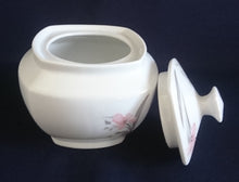 Lade das Bild in den Galerie-Viewer, ZUCKERDOSE MIT DECKEL - Porzellan, Flora Blumenblüten Pflanzen Blatt Blätter Motiv Dekor (BC)