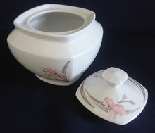 Lade das Bild in den Galerie-Viewer, 3er Set MILCHKÄNNCHEN & ZUCKERDOSE MIT DECKEL - Porzellan, Flora Blumenblüten Pflanzen Blatt Blätter Motiv Dekor