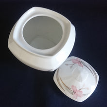 Lade das Bild in den Galerie-Viewer, 3er Set MILCHKÄNNCHEN & ZUCKERDOSE MIT DECKEL - Porzellan, Flora Blumenblüten Pflanzen Blatt Blätter Motiv Dekor