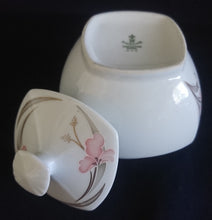 Lade das Bild in den Galerie-Viewer, 3er Set MILCHKÄNNCHEN & ZUCKERDOSE MIT DECKEL - Porzellan, Flora Blumenblüten Pflanzen Blatt Blätter Motiv Dekor