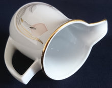 Lade das Bild in den Galerie-Viewer, 3er Set MILCHKÄNNCHEN & ZUCKERDOSE MIT DECKEL - Porzellan, Goldrand Flora Blumenblüte Relief Motiv Dekor