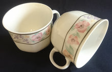 Lade das Bild in den Galerie-Viewer, KAFFEETASSE - Porzellan, Streifen Linien Flora Blumenblüten Motiv Dekor