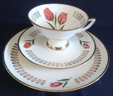Lade das Bild in den Galerie-Viewer, 3er TEE~ SAMMELGEDECK - Porzellan, Goldrand Abstrakt Zeichen Symbole Flora Tulpenblumen Motiv Dekor (BC)