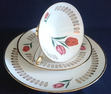 Lade das Bild in den Galerie-Viewer, 3er TEE~ SAMMELGEDECK - Porzellan, Goldrand Abstrakt Zeichen Symbole Flora Tulpenblumen Motiv Dekor (BC)