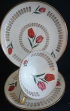 Lade das Bild in den Galerie-Viewer, 3er TEE~ SAMMELGEDECK - Porzellan, Goldrand Abstrakt Zeichen Symbole Flora Tulpenblumen Motiv Dekor (BC)