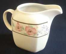 Lade das Bild in den Galerie-Viewer, 3er Set MILCHKÄNNCHEN & ZUCKERDOSE MIT DECKEL - Porzellan, Streifen Linien Flora Blumenblüten Motiv Dekor