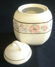 Lade das Bild in den Galerie-Viewer, 3er Set MILCHKÄNNCHEN & ZUCKERDOSE MIT DECKEL - Porzellan, Streifen Linien Flora Blumenblüten Motiv Dekor