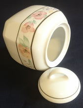 Lade das Bild in den Galerie-Viewer, 3er Set MILCHKÄNNCHEN & ZUCKERDOSE MIT DECKEL - Porzellan, Streifen Linien Flora Blumenblüten Motiv Dekor