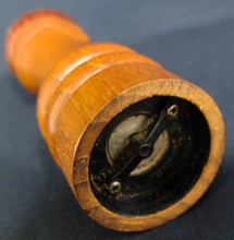 Lade das Bild in den Galerie-Viewer, 2er Set SALZSTREUER & PFEFFERMÜHLE - Holz & Metall, Klassisches Holz Motiv Dekor
