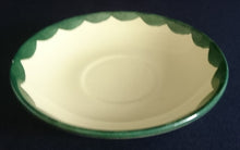 Lade das Bild in den Galerie-Viewer, UNTERTASSE - Keramik / Steingut, Breiter Wöllbungen Dekorrand Motiv, Hand bemalt / Hand painted
