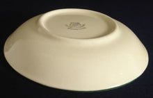 Lade das Bild in den Galerie-Viewer, UNTERTASSE - Keramik / Steingut, Breiter Wöllbungen Dekorrand Motiv, Hand bemalt / Hand painted