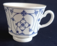 Lade das Bild in den Galerie-Viewer, 2er Set 2er KAFFEEGEDECKE- Porzellan, Indisch Blau Strohblume Motiv Dekor