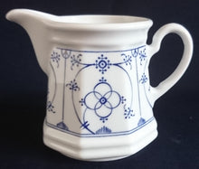 Lade das Bild in den Galerie-Viewer, 3er Set MILCHKÄNNCHEN & ZUCKERDOSE MIT DECKEL - Porzellan, Indisch Blau Strohblume Motiv Dekor