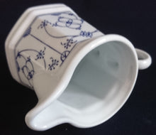 Lade das Bild in den Galerie-Viewer, 3er Set MILCHKÄNNCHEN & ZUCKERDOSE MIT DECKEL - Porzellan, Indisch Blau Strohblume Motiv Dekor