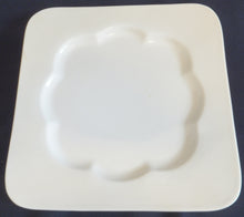 Lade das Bild in den Galerie-Viewer, SPEISETELLER - Keramik / Steingut, Quadratische Blütenartige Form