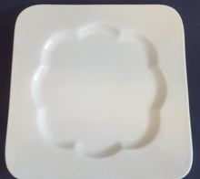 Lade das Bild in den Galerie-Viewer, SPEISETELLER - Keramik / Steingut, Quadratische Blütenartige Form