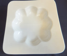 Lade das Bild in den Galerie-Viewer, 2er Set SUPPENTELLER - Keramik / Steingut, Quadratische Blütenartige Form