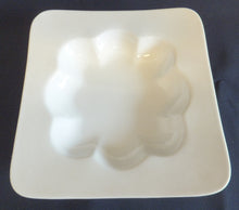 Lade das Bild in den Galerie-Viewer, SUPPENTELLER - Keramik / Steingut, Quadratische Blütenartige Form