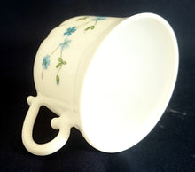 Lade das Bild in den Galerie-Viewer, TEETASSE - Acrylglas, Blumen Blüten Wolken Relief Rand Dekor