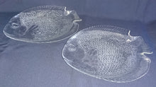 Lade das Bild in den Galerie-Viewer, SERVIERPLATTE - Press- / Hartglas, Fischform Dekor