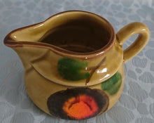 Lade das Bild in den Galerie-Viewer, MILCHKÄNNCHEN - Keramik / Steingut, Obstmotiv Dekor