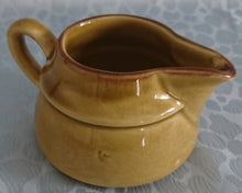 Lade das Bild in den Galerie-Viewer, MILCHKÄNNCHEN - Keramik / Steingut, Obstmotiv Dekor