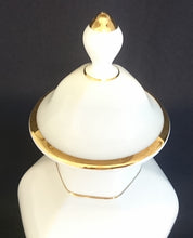 Lade das Bild in den Galerie-Viewer, BLUMENDECKELVASE - Porzellan, Goldrand Linien Motiv Dekor
