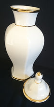 Lade das Bild in den Galerie-Viewer, BLUMENDECKELVASE - Porzellan, Goldrand Linien Motiv Dekor