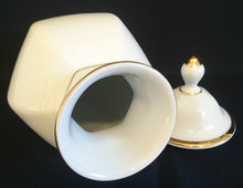 Lade das Bild in den Galerie-Viewer, BLUMENDECKELVASE - Porzellan, Goldrand Linien Motiv Dekor