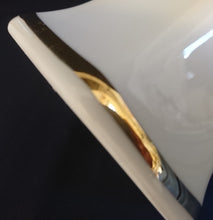 Lade das Bild in den Galerie-Viewer, BLUMENDECKELVASE - Porzellan, Goldrand Linien Motiv Dekor