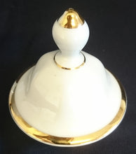 Lade das Bild in den Galerie-Viewer, BLUMENDECKELVASE - Porzellan, Goldrand Linien Motiv Dekor