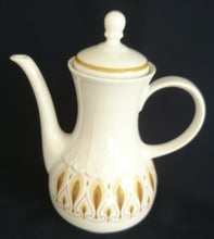 Lade das Bild in den Galerie-Viewer, KAFFEEKANNE MIT DECKEL - Porzellan, Abstraktes Blatt Blätter Linien Relief Motiv Dekor