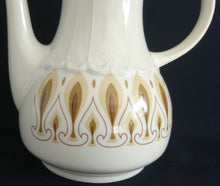 Lade das Bild in den Galerie-Viewer, KAFFEEKANNE MIT DECKEL - Porzellan, Abstraktes Blatt Blätter Linien Relief Motiv Dekor