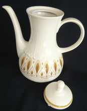 Lade das Bild in den Galerie-Viewer, KAFFEEKANNE MIT DECKEL - Porzellan, Abstraktes Blatt Blätter Linien Relief Motiv Dekor