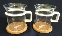 Lade das Bild in den Galerie-Viewer, 2er TEEGEDECK - Hartglas & Kork & Kunststoff, Klares Klassisch Dekor