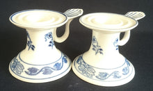 Lade das Bild in den Galerie-Viewer, STABTAFEL KERZENSTÄNDER - Porzellan, Zwiebelmuster Traditions Motiv Dekor