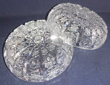 Lade das Bild in den Galerie-Viewer, BONBONIERE - 24% Pbo Bleikristall, Runde Schalen Form, Abstrakter Geometrischer Dekorschliff (G)