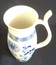 Lade das Bild in den Galerie-Viewer, GETRÄNKEBECHER MIT STROHHALM FUNKTION IM HENKEL - Porzellan, Zwiebelmuster Motiv Dekor