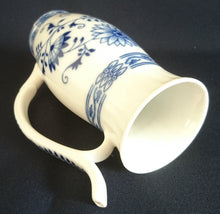 Lade das Bild in den Galerie-Viewer, GETRÄNKEBECHER MIT STROHHALM FUNKTION IM HENKEL - Porzellan, Zwiebelmuster Motiv Dekor