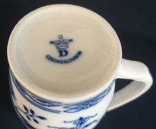 Lade das Bild in den Galerie-Viewer, GETRÄNKEBECHER MIT STROHHALM FUNKTION IM HENKEL - Porzellan, Zwiebelmuster Motiv Dekor