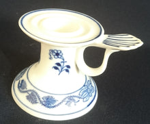 Lade das Bild in den Galerie-Viewer, STABTAFEL KERZENSTÄNDER - Porzellan, Zwiebelmuster Traditions Motiv Dekor