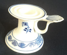 Lade das Bild in den Galerie-Viewer, 2er Set STABTAFEL KERZENSTÄNDER - Porzellan, Zwiebelmuster Traditions Motiv Dekor (G)