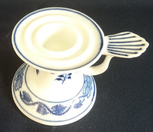 Lade das Bild in den Galerie-Viewer, STABTAFEL KERZENSTÄNDER - Porzellan, Zwiebelmuster Traditions Motiv Dekor