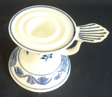 Lade das Bild in den Galerie-Viewer, 2er Set STABTAFEL KERZENSTÄNDER - Porzellan, Zwiebelmuster Traditions Motiv Dekor (G)