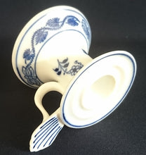 Lade das Bild in den Galerie-Viewer, 2er Set STABTAFEL KERZENSTÄNDER - Porzellan, Zwiebelmuster Traditions Motiv Dekor (G)