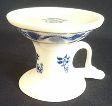 Lade das Bild in den Galerie-Viewer, STABTAFEL KERZENSTÄNDER - Porzellan, Zwiebelmuster Traditions Motiv Dekor