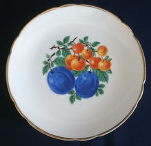 Lade das Bild in den Galerie-Viewer, 2er Set DESSERT SAMMELTELLER - Porzellan, Goldrand Obst Birnen Pflaumen Motiv Dekor