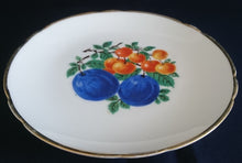 Lade das Bild in den Galerie-Viewer, DESSERT SAMMELTELLER - Porzellan, Goldrand Obst Pflaumen Beeren Motiv Dekor