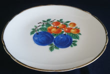 Lade das Bild in den Galerie-Viewer, 2er Set DESSERT SAMMELTELLER - Porzellan, Goldrand Obst Pflaumen Beeren Motiv Dekor